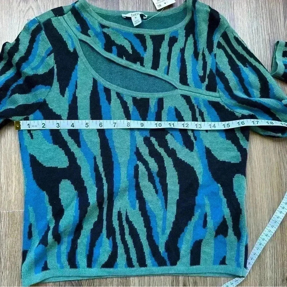 Bar III Womens Cut Out Cropped Sweater Medium Colorful Athleisure Athletic Yoga - Picture 4 of 6